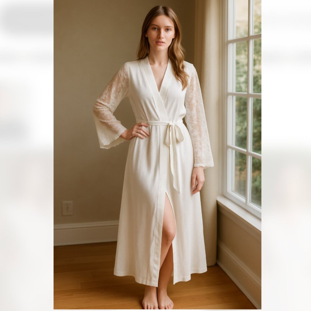 NWOT INC INTERNATIONAL CONCEPTS Lace Sleeve Satin Robe